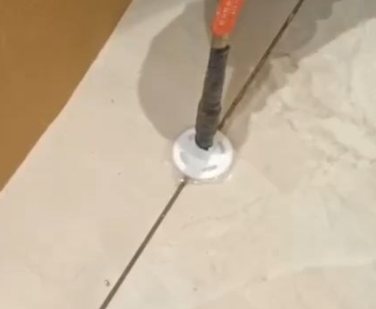 裕安瓷砖空鼓维修公司专业解答瓷砖在铺贴过程中，如果没有涂抹均匀到位的粘结材料（如水泥砂浆或瓷砖胶），可能会导致以下问题