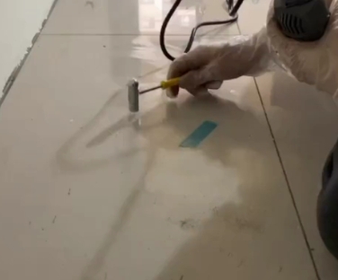 裕安瓷砖开裂维修公司专业分享瓷砖在铺贴前如果没有沥干水分，将会导致以下问题