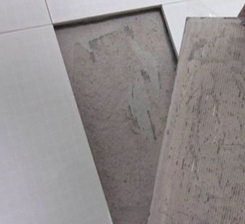裕安瓷砖空鼓维修公司分享瓷砖铺贴时如果打浆（即涂抹在瓷砖背面和基层上的砂浆或瓷砖胶）过少，会带来以下问题